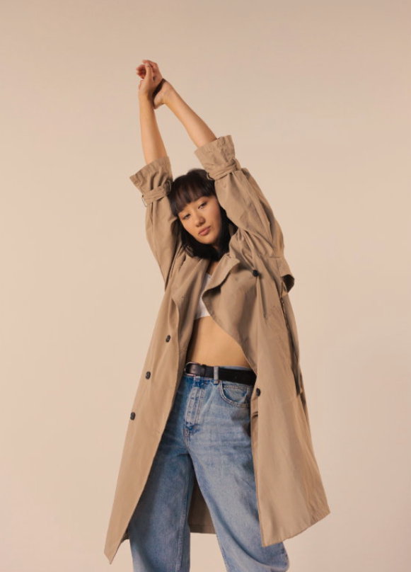 Femme s'étirant les bras vers le haut